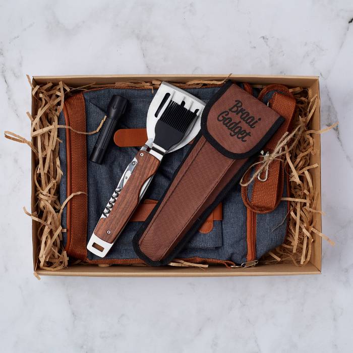 Gadget Dad Gift Box featuring a multi-tool braai gadget, stylish apron, flashlight, and carry pouch, perfect for Father’s Day.