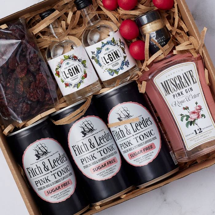 Elegant gin gift set with premium gins, Fitch & Leedes tonic, and savoury treats, perfect for gin enthusiasts.